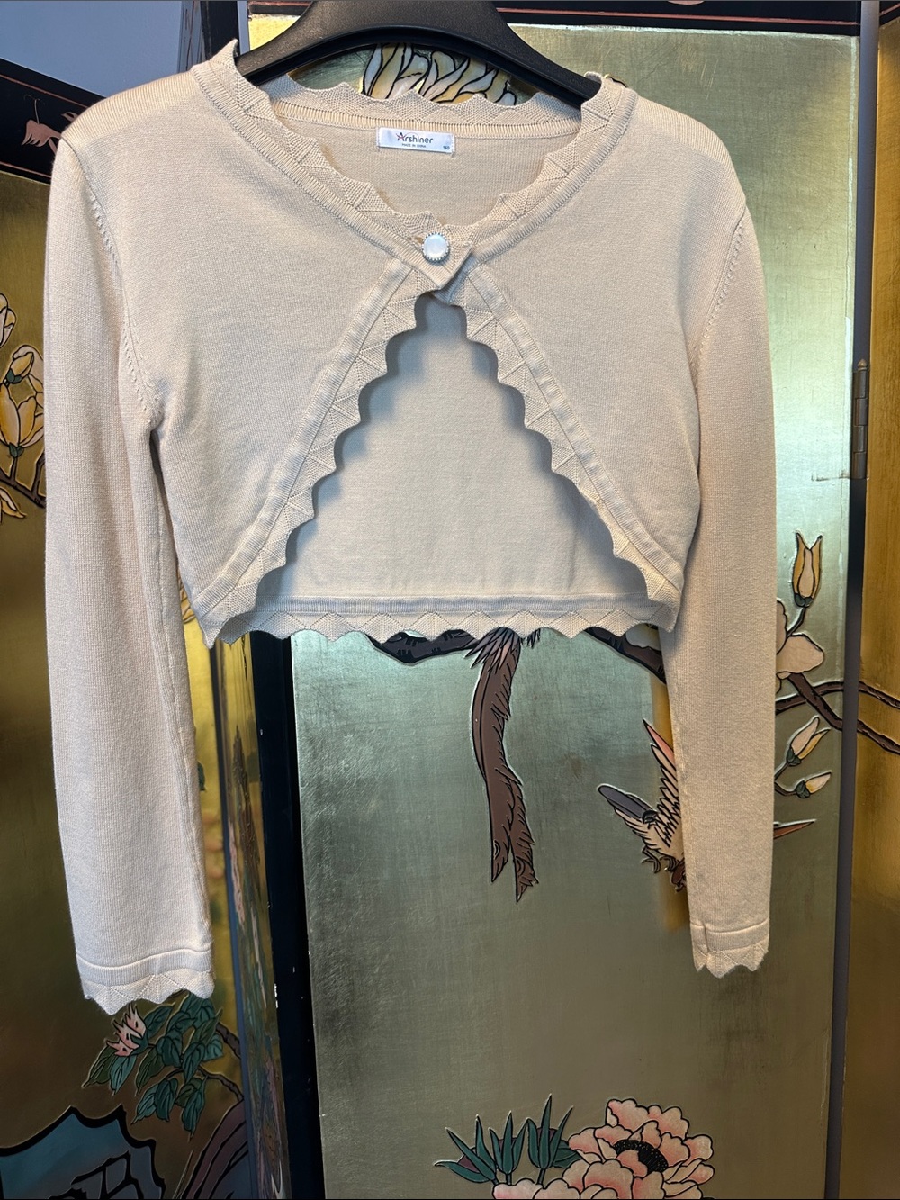 Arshiner Scalloped Cropped Cardigan in Beige
